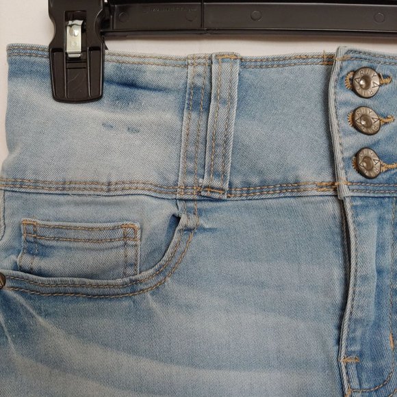 Ariya highrise 3 button light wash y2k jean shorts SIze 7 - Picture 5 of 10
